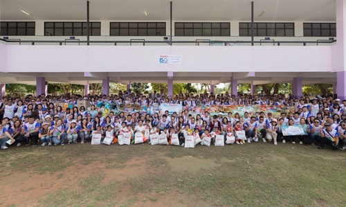 คณะบุคคลผู้ผลิตชิ้นส่วนอีซูซุ มอบเงินบริจาคให้กับโรงเรียน จำนวน 600,000 บาท 