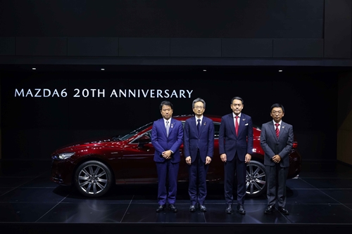 บูธมาสด้าสุดคึกคักประชาชนหลั่งไหลชม Mazda6 รุ่นพิเศษ พร้อมสัมผัสรถยนต์มาสด้าครบทุกรุ่นรับโปรโมชั่นสุดคุ้มส่งท้ายปี