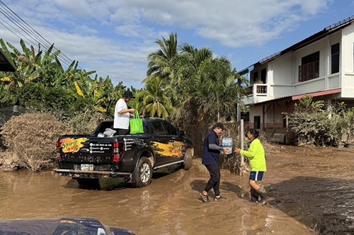“คนไทยไม่เคยทิ้งกัน” SPIRIT 4x4 ลุยน้ำท่วมให้กำลังใจผู้ประสบภัย จังหวัดน่าน